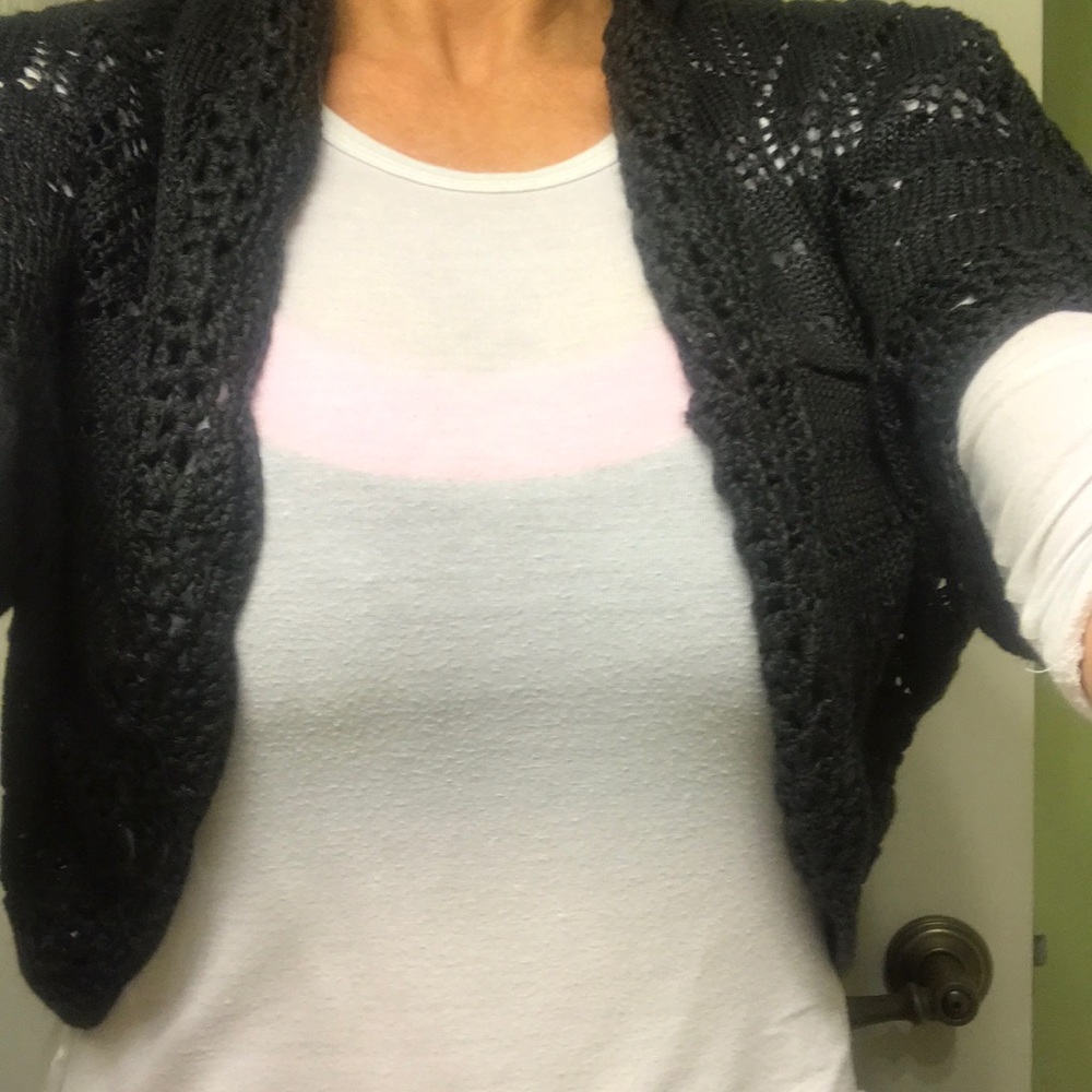 ♦️ Roommates, 💣charcoal colored, crochet shrug, S